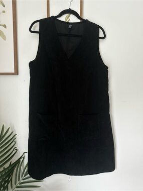 SHEIN Black V-Neck Sleeveless Shift Dress